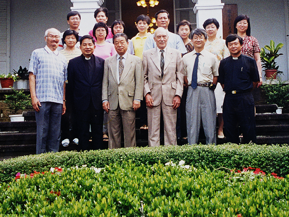 AUP000149 偕約翰於馬偕淡水故居前與學校同仁與貴賓合影(2001.6.4)圖片