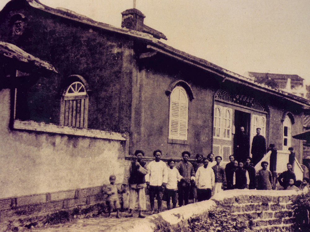 AUP000053 偕醫館(馬偕博士立於門口左側) (1880)