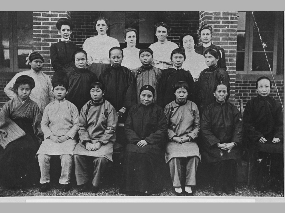 AUP000181 初代婦學師生合照圖片